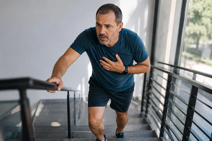 קוצר נשימה במאמץ עלול להיות סימן מוקדם ל-COPD ולא רק תוצאה של גיל או כושר ירוד. אילוסטרציה: AI
